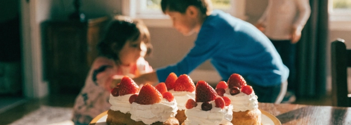 Figurki na tort dla dziecka – inspiracje na roczek, chrzest i rodzinne przyjęcie
